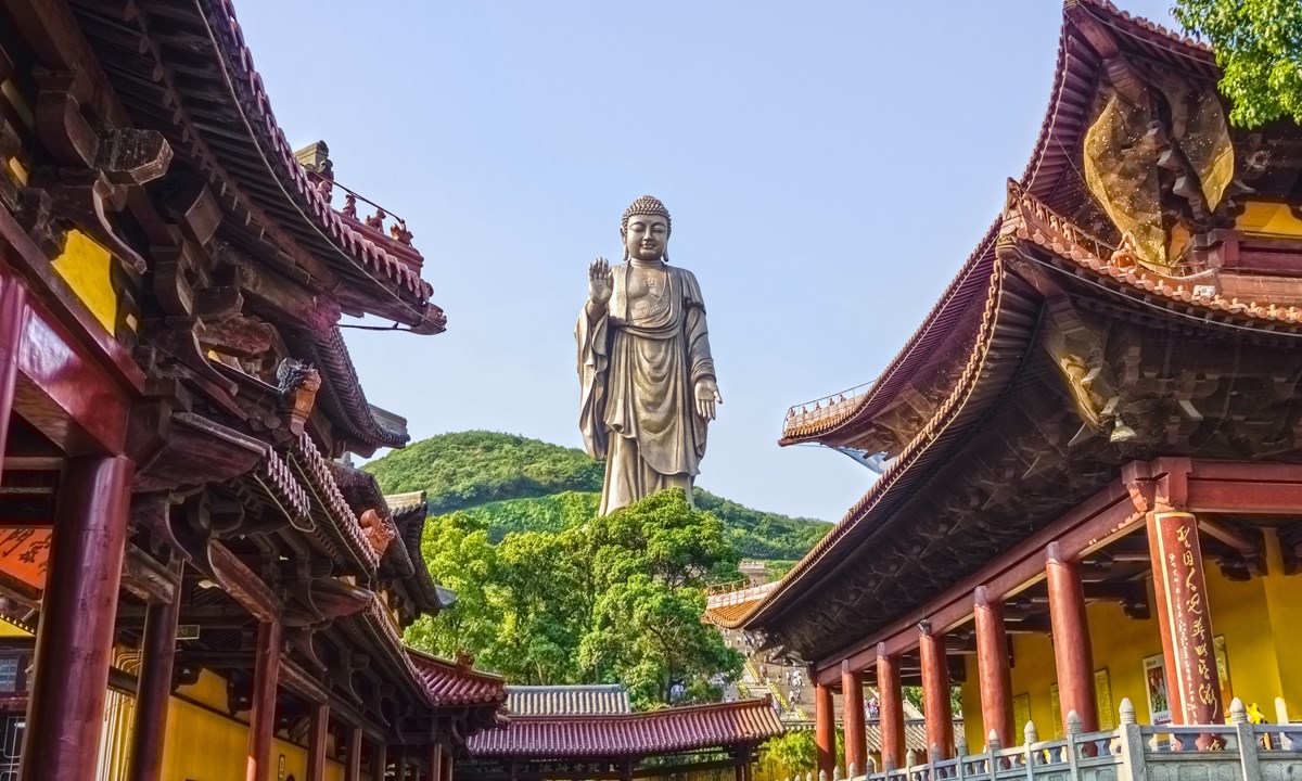 Looking towards the Great Buddha, Ling Shan (Dreamstime)