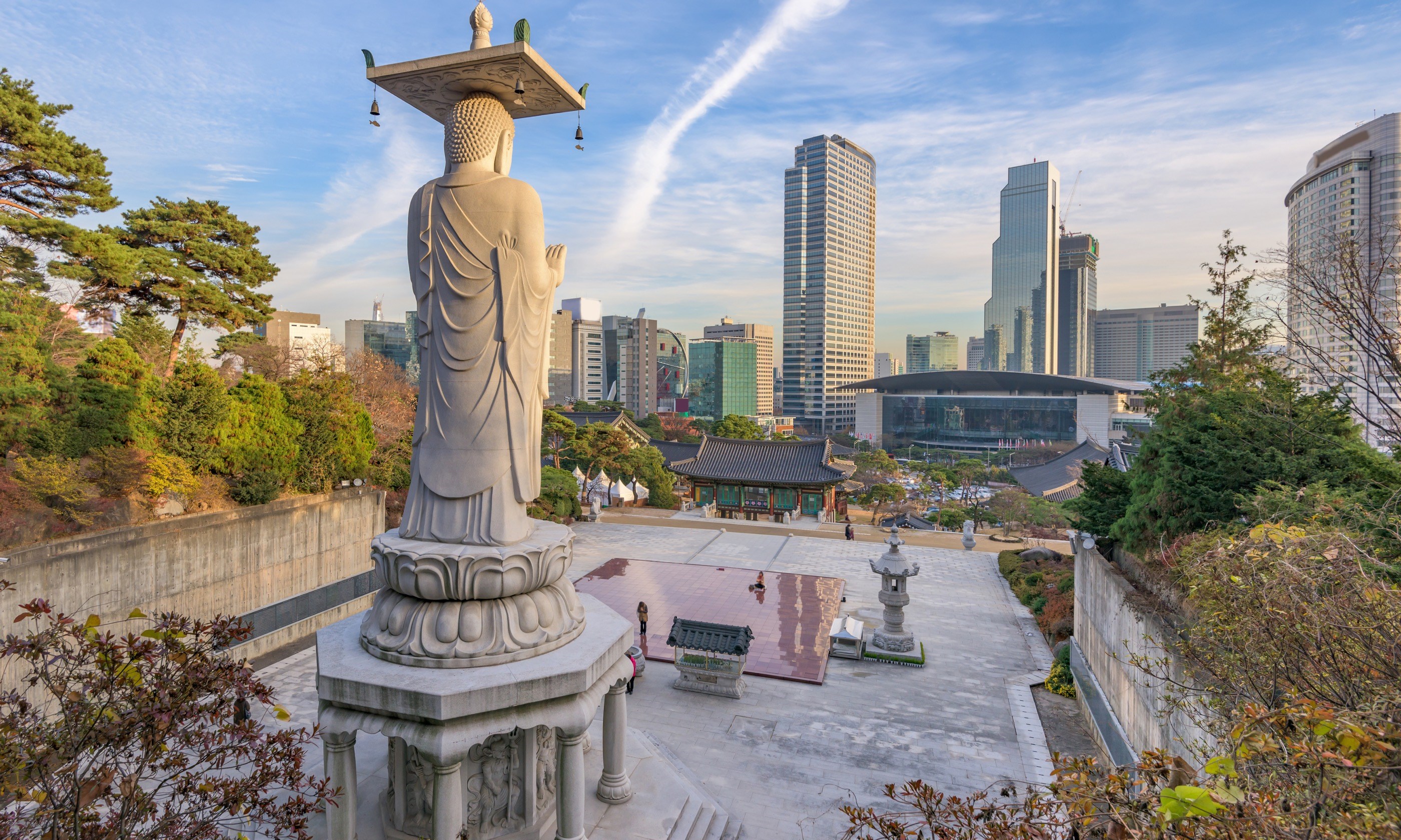 The giant Buddha of Bongeunsa looking towards Seoul (Dreamstime)