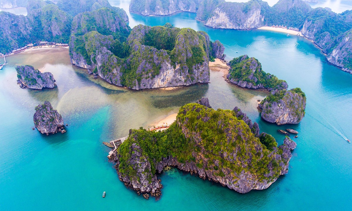 Lan Ha Bay is easy to reach from Cat Ba (Shutterstock)