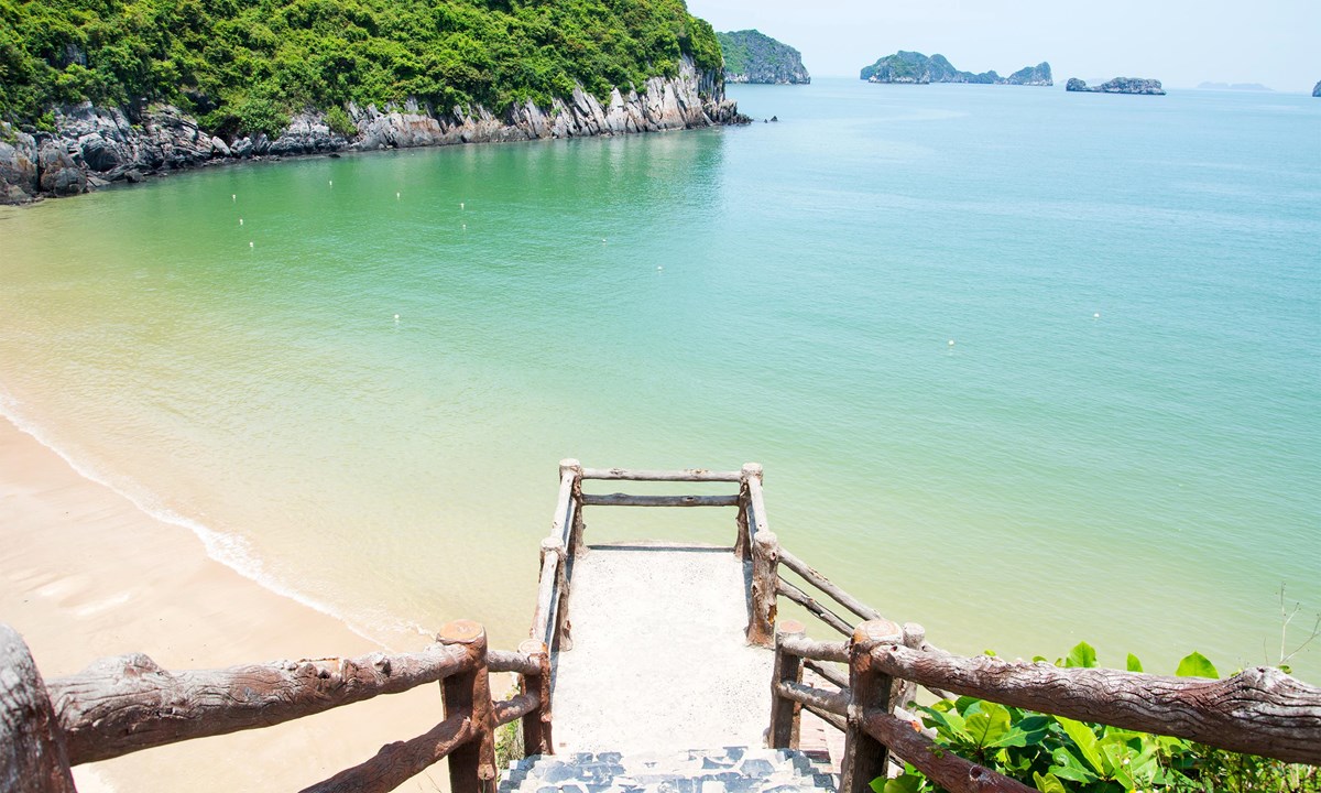 A wooden walkway built into the cliffs joins three of Cat Ba&#39;s main beaches (Shutterstock)